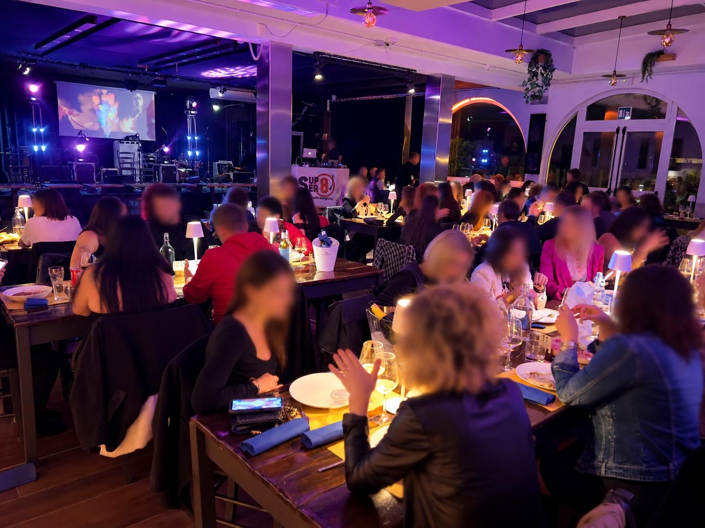 Atmosfera serale al Jazzamore con pubblico e musica dal vivo
