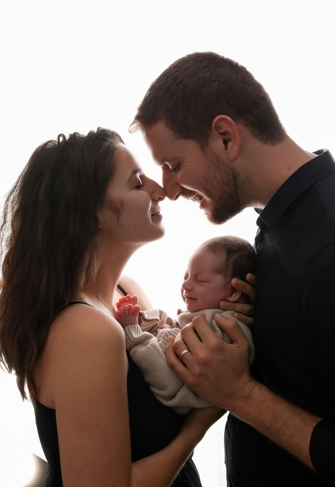 ידיים של הורים עוטפות תינוק בן ימים