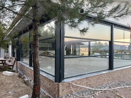 Lakeshore restaurant with SKYLINE guillotine glazing and VISTA retractable roof