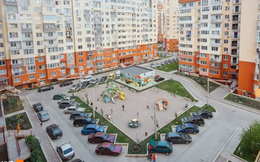 ЖК Радужний — дитячий майданчик і будинки