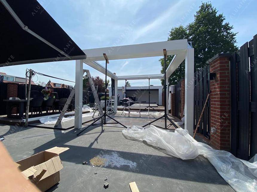 Freestanding ACURA Q25 pergola 5&nbsp;×&nbsp;4 m with a wood-look back wall, photo 3