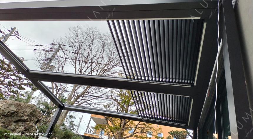 Wall-mounted louvered pivot-sliding pergola in two modules, photo 19