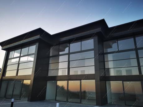 Business and shopping center with SKYLINE guillotine glazing