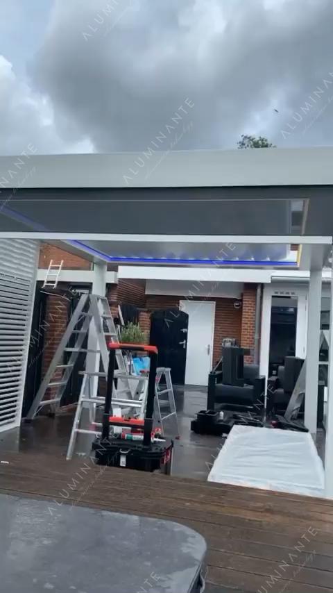 Freestanding ACURA Q25 pergola 5&nbsp;×&nbsp;4 m with a wood-look back wall, photo 1