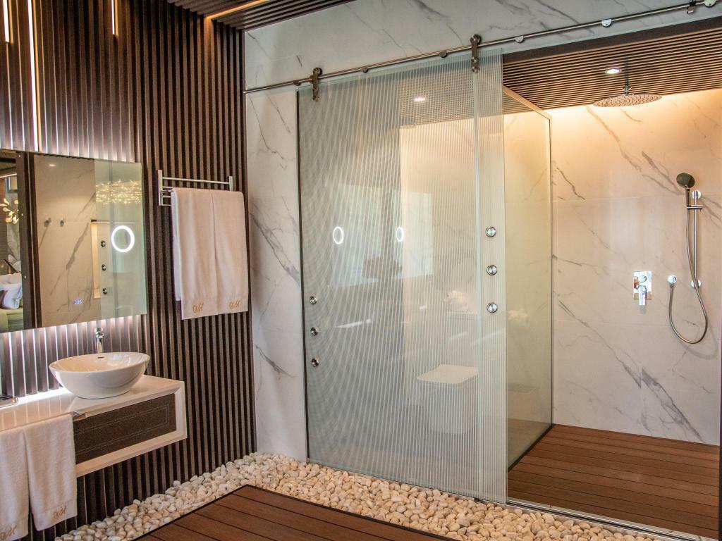 WOW Loft, the rain shower, Hotel Makanda, Manuel Antonio