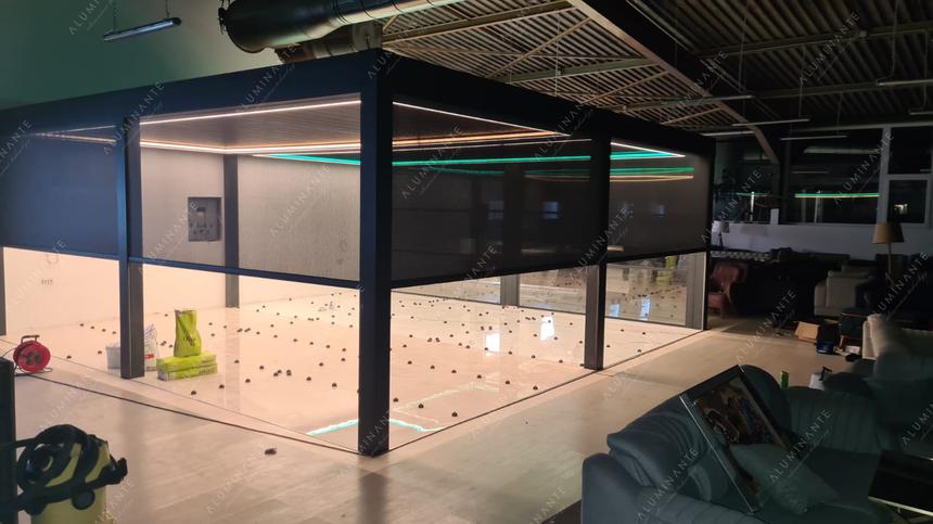Showroom in Austria: louvered pergola with automatic guillotine glazing, photo 6