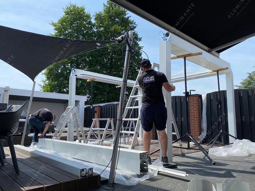 Freestanding ACURA Q25 pergola 5&nbsp;×&nbsp;4 m with a wood-look back wall, photo 2