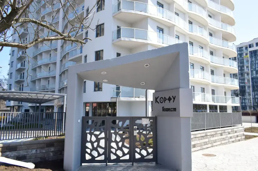 ЖК Корфу — вхідна група з хвірткою та домофоном, вхід на закриту територію