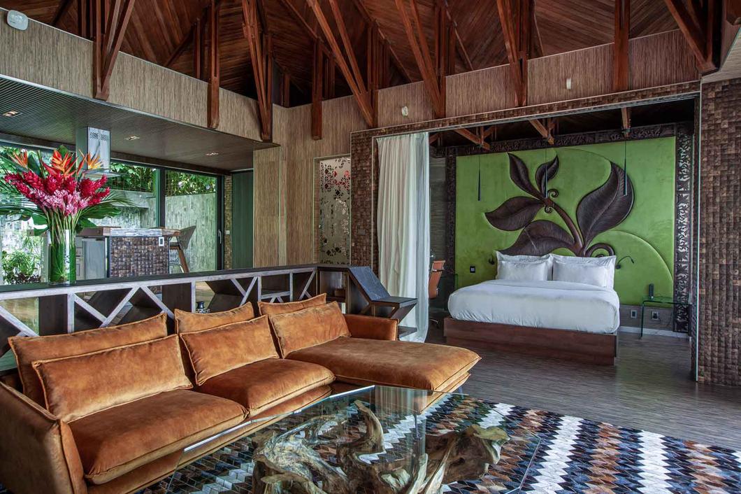Villa Grande de Luna de Miel, la sala, la cama tras el mural, Hotel Makanda, Manuel Antonio