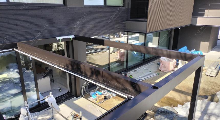 Wall-mounted louvered pivot-sliding pergola in two modules, photo 15