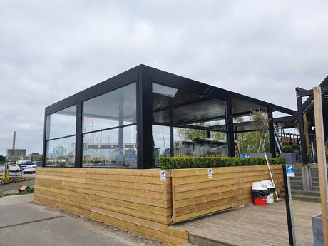 Restaurant area with SKYLINE guillotine glazing and ACURA pergola