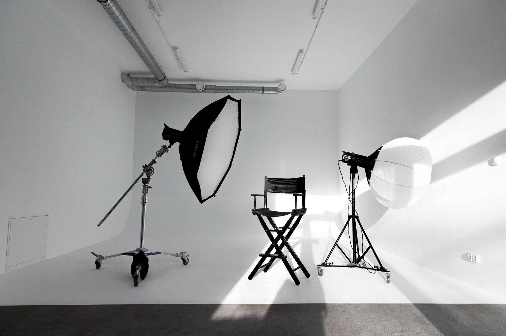 Studio fotograficzne KARIROOM w Gdańsku — jasna sala z cykloramą i profesjonalnym oświetleniem