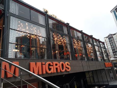 Restaurant terrace with SKYLINE guillotine glazing and Zilli awnings