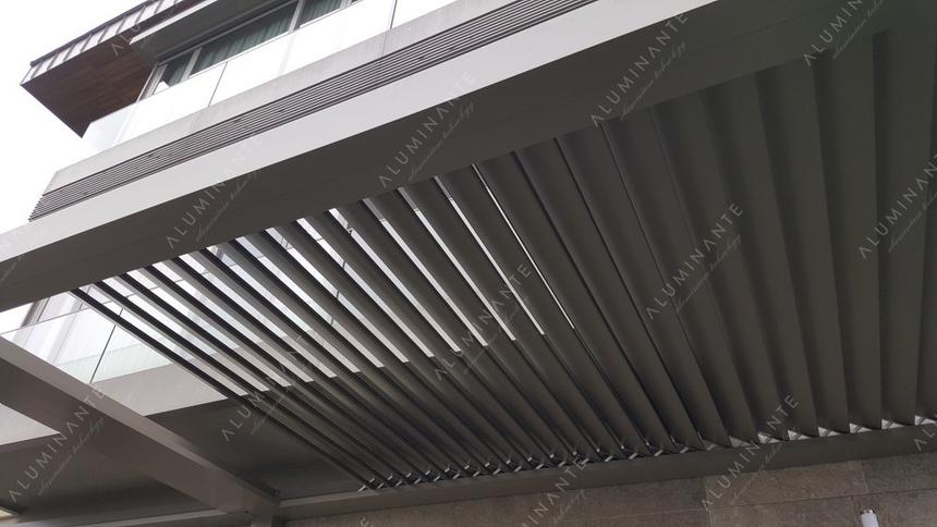 Wall-mounted ACURA louvered pergola 8&nbsp;×&nbsp;2.5 m, photo 1