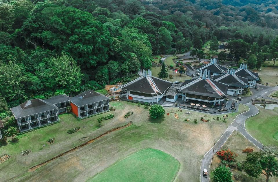 Aerial view of the Handara resort lodges beside the course