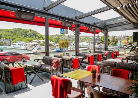 Restaurant summer terrace with SKYLINE guillotine glazing and VISTA retractable roof