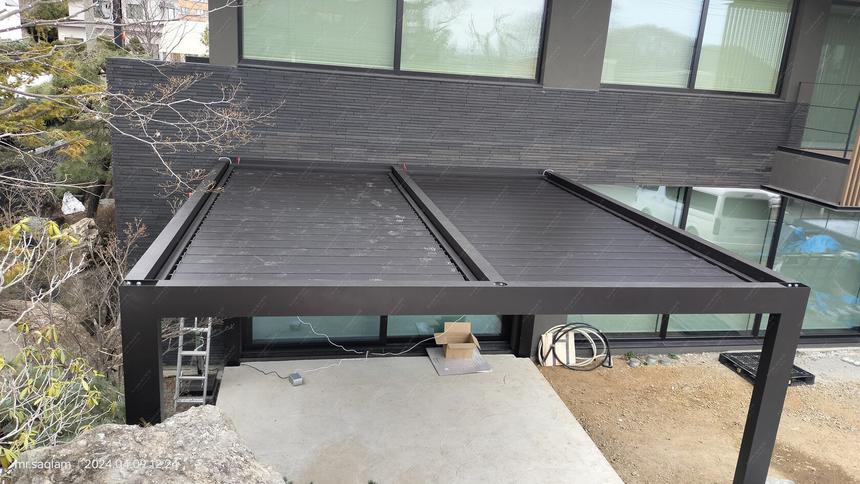 Wall-mounted louvered pivot-sliding pergola in two modules, photo 14