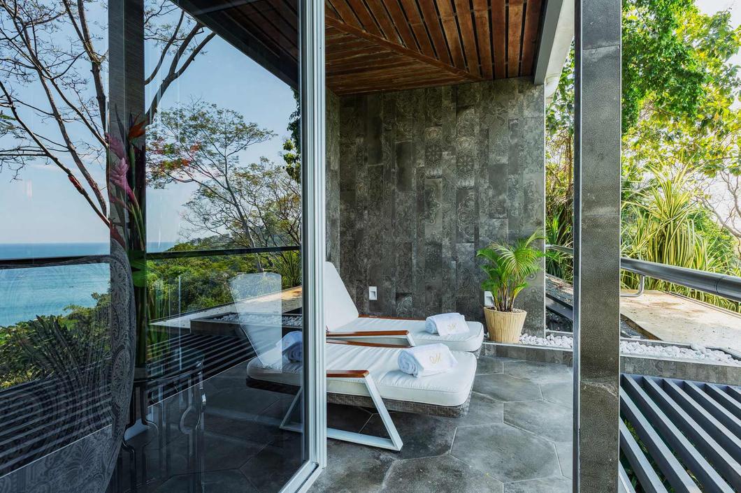 Villa Grande de Luna de Miel, tumbonas en la terraza, Hotel Makanda, Manuel Antonio