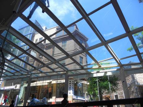 Restaurant with a SKYTECH automatic glass roof and panoramic glazing