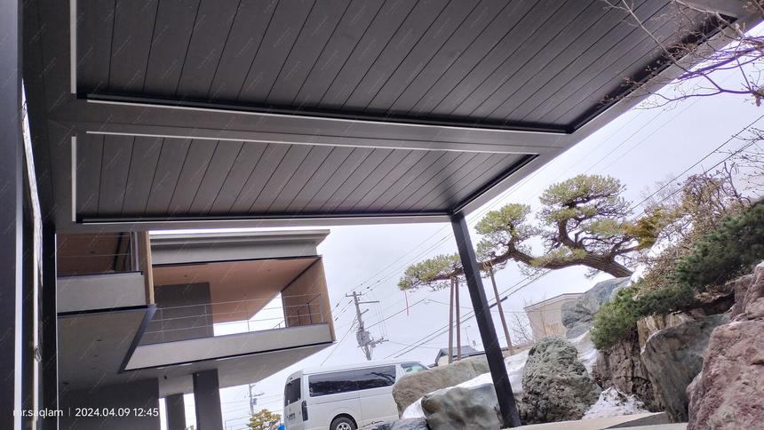 Wall-mounted louvered pivot-sliding pergola in two modules, photo 6