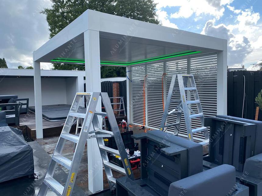 Freestanding ACURA Q25 pergola 5&nbsp;×&nbsp;4 m with a wood-look back wall, photo 7
