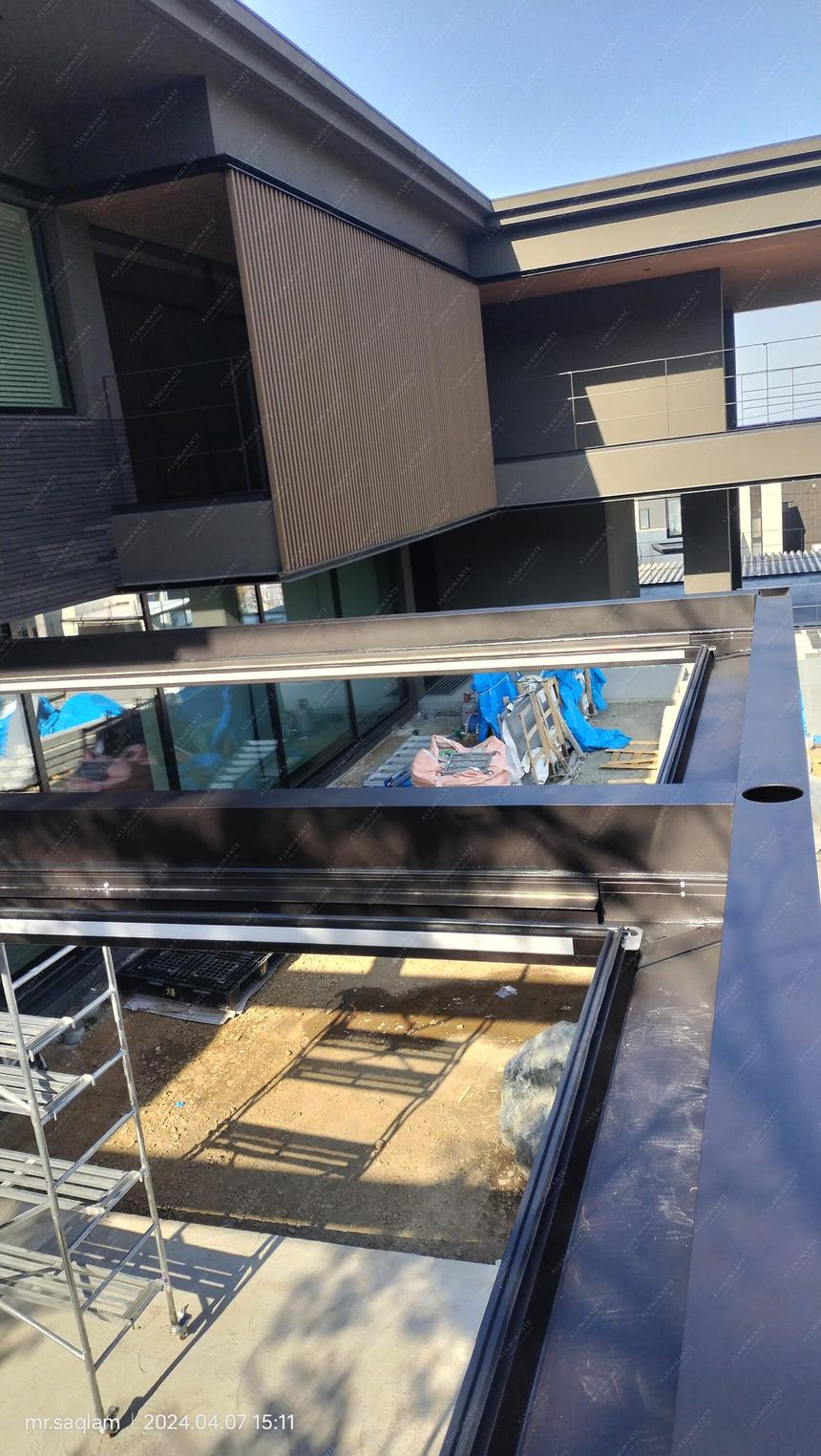 Wall-mounted louvered pivot-sliding pergola in two modules, photo 23
