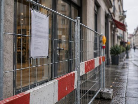 Bauabschrankung vor einem Ladenlokal