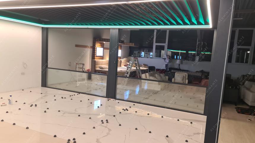 Showroom in Austria: louvered pergola with automatic guillotine glazing, photo 1